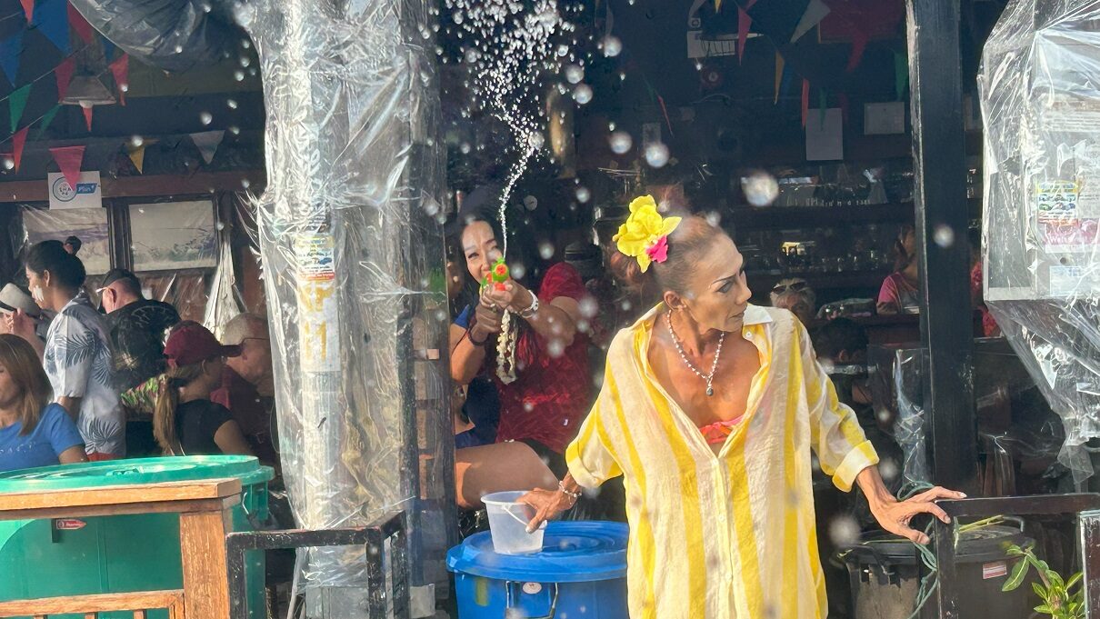 パタヤの水掛け祭りに参加